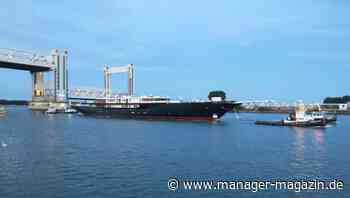 Jeff Bezos: Megajacht ohne Masten unterwegs für erste Fahrt in Rotterdam