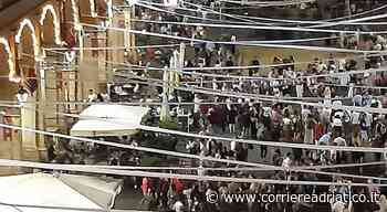 Notte Bianca e Palio, il centro di Fermo torna in vetrina. Svelato il drappo per la contrada vincitrice - corriereadriatico.it