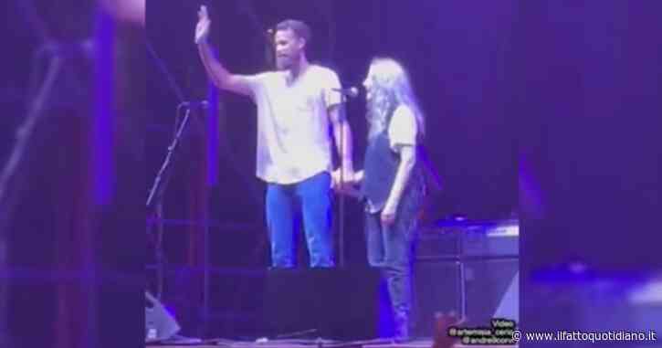 Gigi Datome sale a sorpresa sul palco durante il concerto di Patti Smith e inizia a suonare la chitarra: fan in delirio