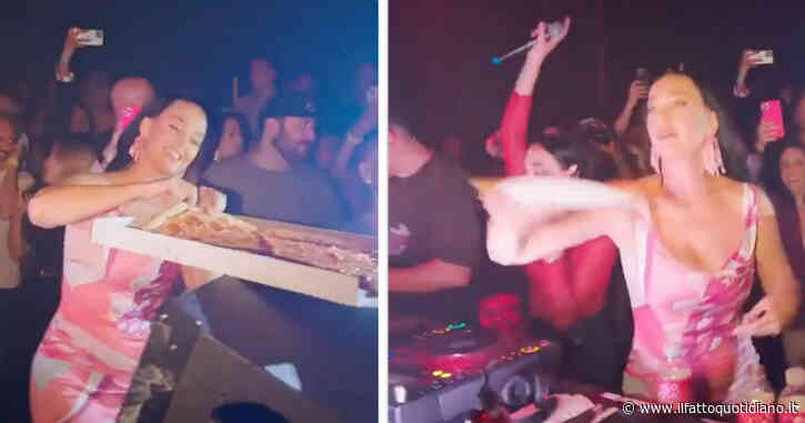 Katy Perry lancia fette di pizza sui fan, i social insorgono: “Vergognoso, le persone muoiono di fame”
