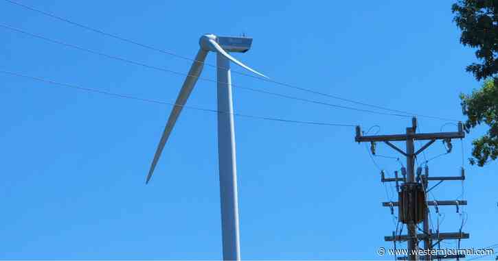 160-Foot Blade Randomly Detaches from Wind Turbine, Snaps Into 2 Pieces