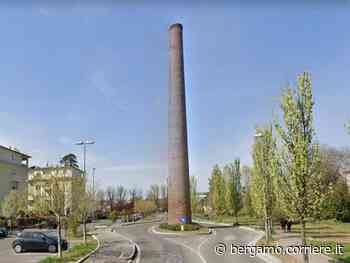 Temporale a Bergamo: un fulmine colpisce la storica ciminiera Felli a Seriate, strada chiusa - Corriere Bergamo - Corriere della Sera