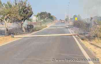 Incendio abbatte i pali della pubblica illuminazione, traffico e luce interrotti - La Voce di Manduria