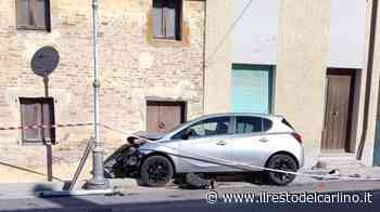 Finisce sul marciapiede e abbatte palo della luce Schianto all’alba all’altezza di Cerasa - il Resto del Carlino