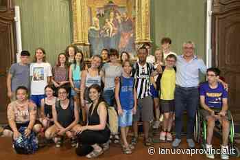 Alba: i ragazzi del campo estivo “Ubuntu Camp” hanno incontrato il sindaco Bo e l’assessore Boschiazzo - La Nuova Provincia - Asti