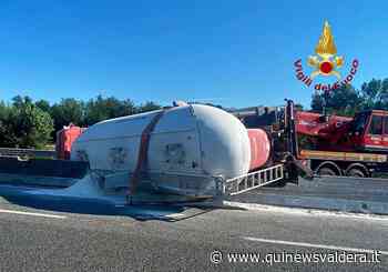 Si ribalta l'autocisterna con la farina - Qui News Valdera