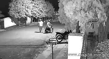 Câmera flagra ladrões furtando motocicleta em Arapongas - Canal 38