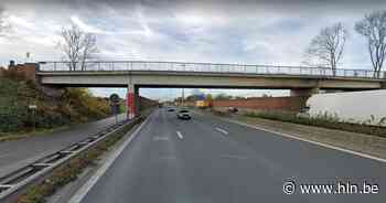 Twee rijstroken richting kust versperd door stukken klapband - Het Laatste Nieuws