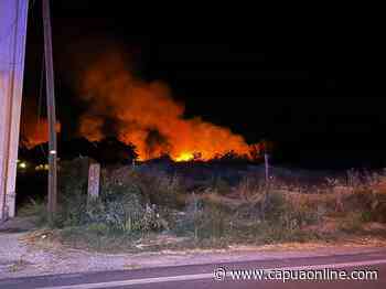 Capua. Divampato un incendio all'ex Zuccherificio, tempestivo l'intervento dei Vigili del Fuoco - Capuaonline.com