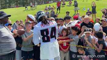 'Sign autographs and stay loose': Cordarrelle Patterson is a Falcons' fan favorite at camp