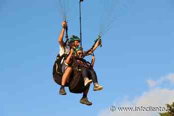 Agropoli: “nonna sprint” festeggia i suoi 81 anni in parapendio | Foto - Info Cilento
