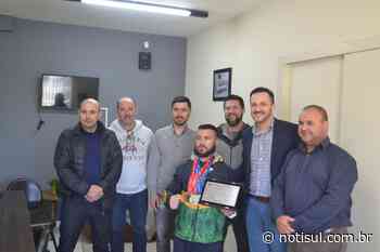 Paratleta de Capivari de Baixo é homenageado pelo desempenho alcançado em 3 competições - Notisul