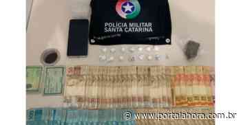 Em Imbituba, casal de traficantes é preso em casa com drogas, R$ 4,5 mil e produtos furtados após delação de ladra viciada detida pela PM - portalahora.com.br