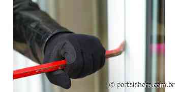 Suspeito de realizar furtos em Imbituba é flagrado forçando a porta de uma residência, mas foge antes da chegada da polícia - portalahora.com.br