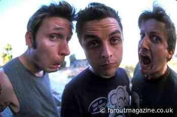 The incredible moment Billie Joe Armstrong dropkicked a fan during a Green Day concert - Far Out Magazine