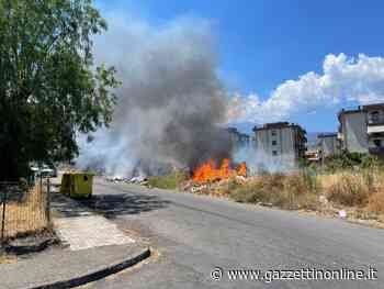 Giarre, ennesimo rogo in via Romagna: diossina e fiamme alte. Paura a Miscarello VD - Gazzettinonline