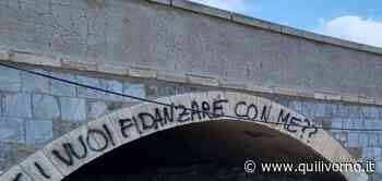 Deturpato l'arco dei Tre Ponti con una dichiarazione d'amore - QuiLivorno.it