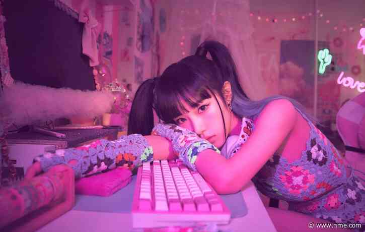 Choi Yena brings out her gamer side in new music video for ‘Smartphone’