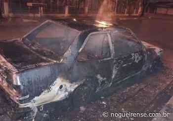 Carro fica destruído após pegar fogo em Artur Nogueira - Nogueirense