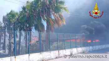 Catania, incendio in un deposito di auto: nube nera sull'autostrada - La Repubblica