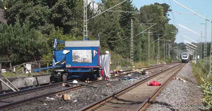 Zug kracht an Bahnübergang in Lkw – Fahrer stirbt