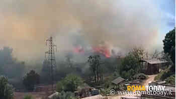 Incendio a Roma nord: fumo invade il raccordo anulare. Evacuato un edificio