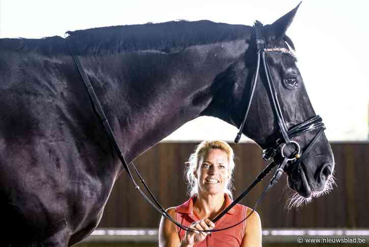 Nicole (42) raakte verlamd na zware val, maar rijdt nog steeds paard: “Binnen het uur wist ik dat ik nooit meer zou kunnen lopen”