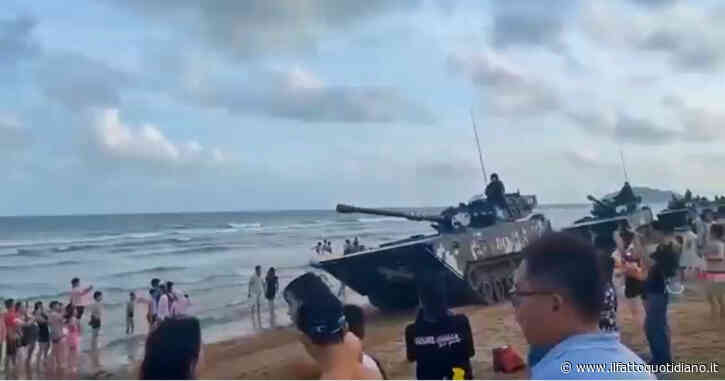 Pelosi è a Taiwan, la Cina schiera i carri armati sulla spiaggia tra i bagnanti – Video