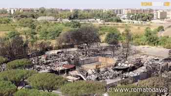 VIDEO | Incendio Centocelle, la bonifica per ora parte solo nel parco. Gli autodemolitori a Gualtieri: "Velocizziamo"