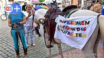 Zeichen gegen Krieg und Aufrüstung mit Pferden und Fahrrädern