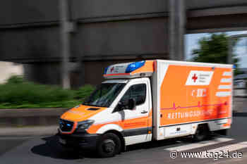 In Kurve beschleunigt: Motorradfahrer (31) verletzt sich schwer und muss ins Krankenhaus - TAG24