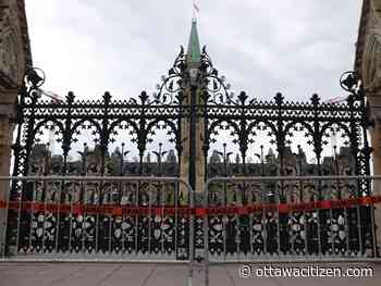 Police arrest one person after vehicle rams Parliament Hill front gates - Ottawa Citizen