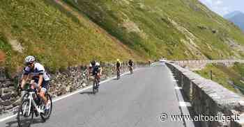 I tornanti dello Stelvio contesi da bici e moto - Alto Adige