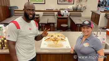Leonard Fournette got Brady a GOAT cake