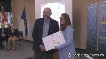 Owen Sound police officer honoured after donating part of liver to co-worker