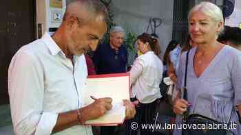 Soverato, grande affetto del pubblico per lo scrittore Gianfrancesco Turano - La Nuova Calabria
