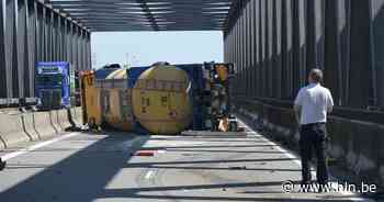 Vrachtwagen kantelt op Noordlandbrug: stevige verkeershinder | Antwerpen | hln.be - Het Laatste Nieuws