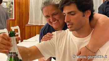 Ferrari F1, la festa di Carlos Sainz al ristorante di Maranello - La Gazzetta dello Sport