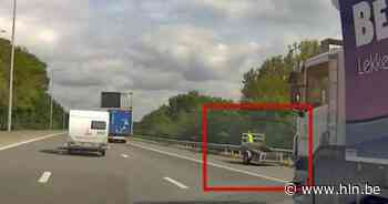 Grappige beelden: man in fluohesje trekt aanhangwagen verder op de E19 - Het Laatste Nieuws