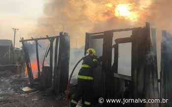 Casebre é destruído em incêndio no bairro Santos Dumont, em São Leopoldo - Jornal VS