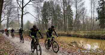 Schuifboot ruimt slib uit Antitankgracht: jaagpad acht weken afgesloten - Het Laatste Nieuws