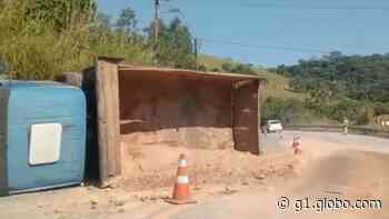 Caminhão carregado de terra tomba na Rodovia Mogi-Guararema e atrapalha tráfego na via - Globo