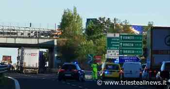 RA13, mezzo pesante si incendia sulla carreggiata. Forti disagi al... - Trieste News