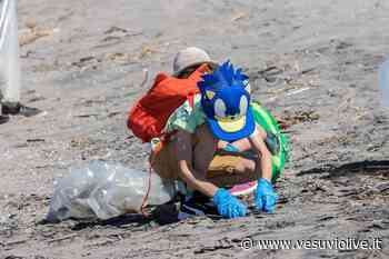 Da Berlino a Varcaturo per ripulire le spiagge: il bel gesto di 25 bimbi e ragazzi - Vesuvio Live
