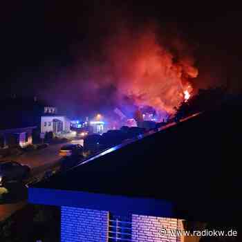 Feuerwehr löscht Dachstuhlbrand in Voerde-Spellen - Radio K.W.