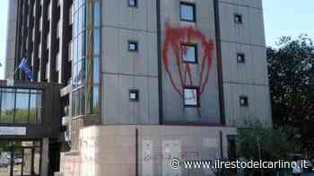 Modena, scritte ’No vax’ sui muri dell’Agenzia delle Entrate - il Resto del Carlino