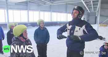 Ook in de zomer leren kinderen skiën en snowboarden in Wilrijk, al lopen de energiekosten heel erg op - VRT NWS