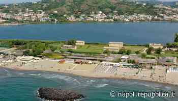 Bacoli, bibite vietate e bagnanti perquisiti. L'ira del sindaco: "Operatori balneari non sono i padroni” - La Repubblica