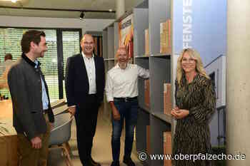 Der Finanzminister zieht vor der Firma Josef Reger Bau den Hut - OberpfalzECHO