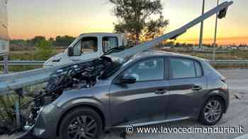 Un'altra tragedia sfiorata a Lecce con il guardrail che sfonda l'abitacolo dell'auto - La Voce di Manduria